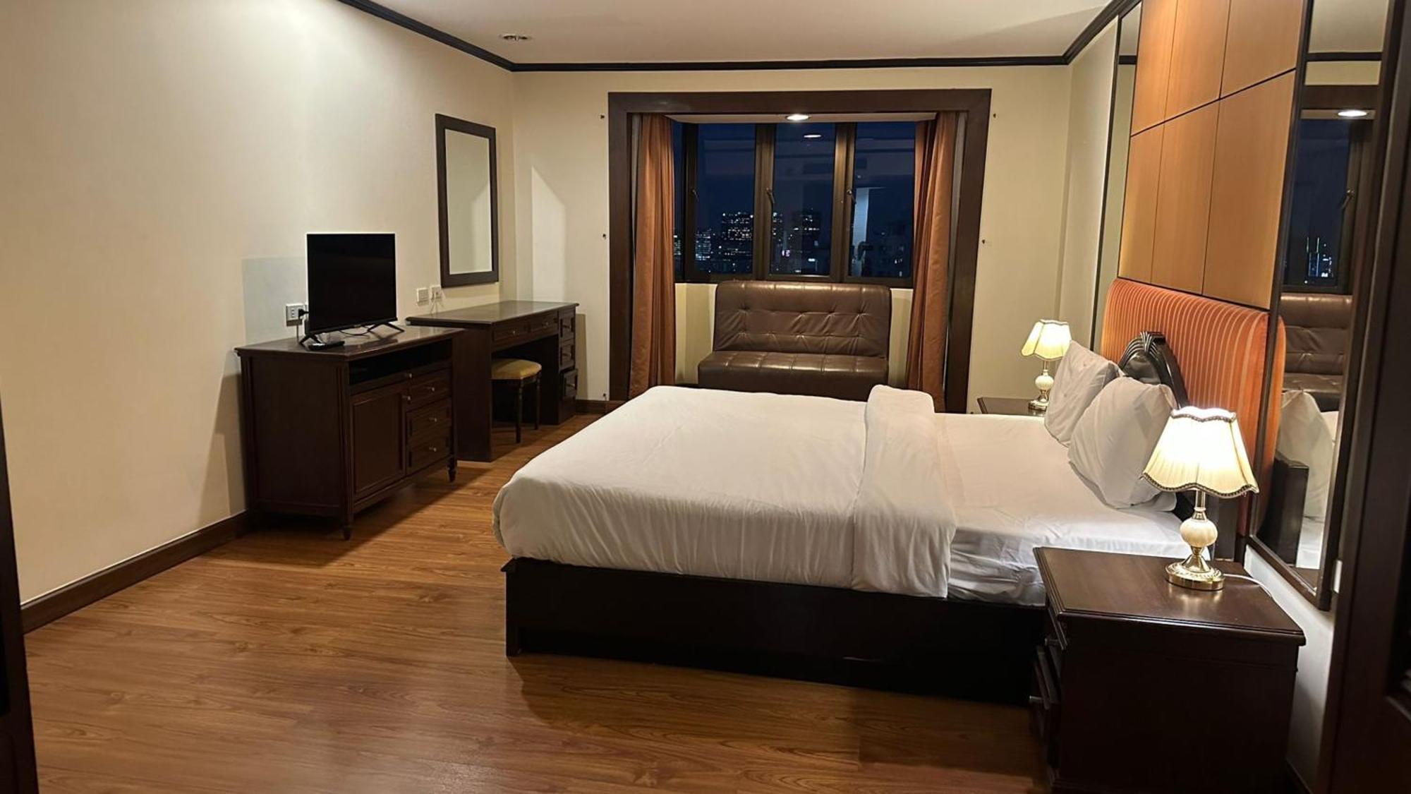 Affordable Serviced Apartments In Nana Omni Tower - Prime Sukhumvit Location Bangkok Exterior photo