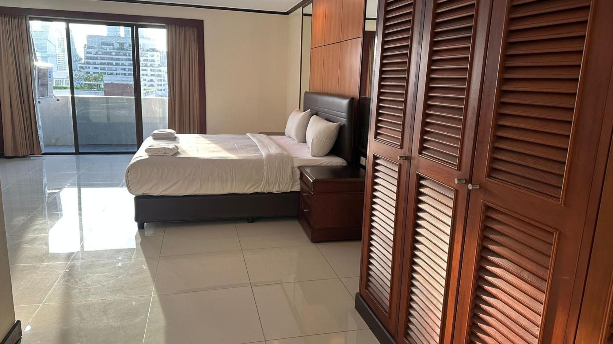 Affordable Serviced Apartments In Nana Omni Tower - Prime Sukhumvit Location Bangkok Exterior photo