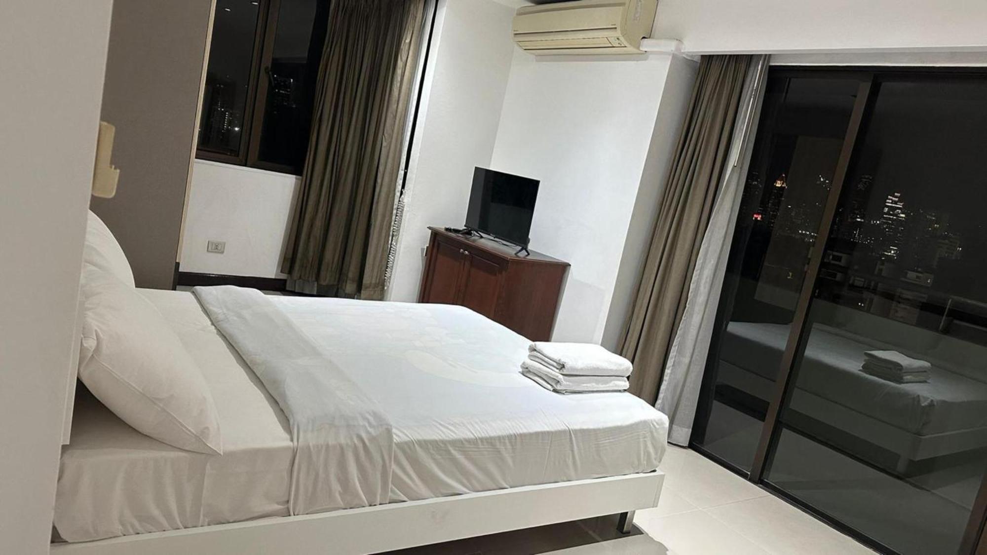 Affordable Serviced Apartments In Nana Omni Tower - Prime Sukhumvit Location Bangkok Exterior photo