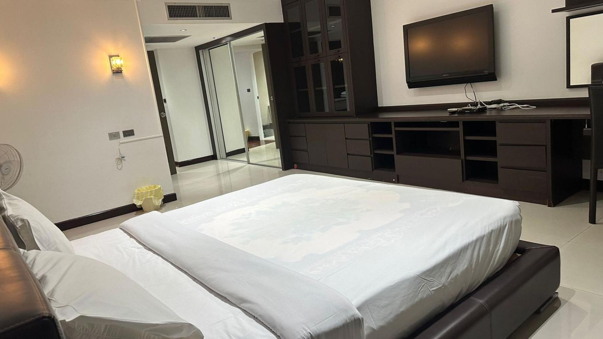 Affordable Serviced Apartments In Nana Omni Tower - Prime Sukhumvit Location Bangkok Exterior photo