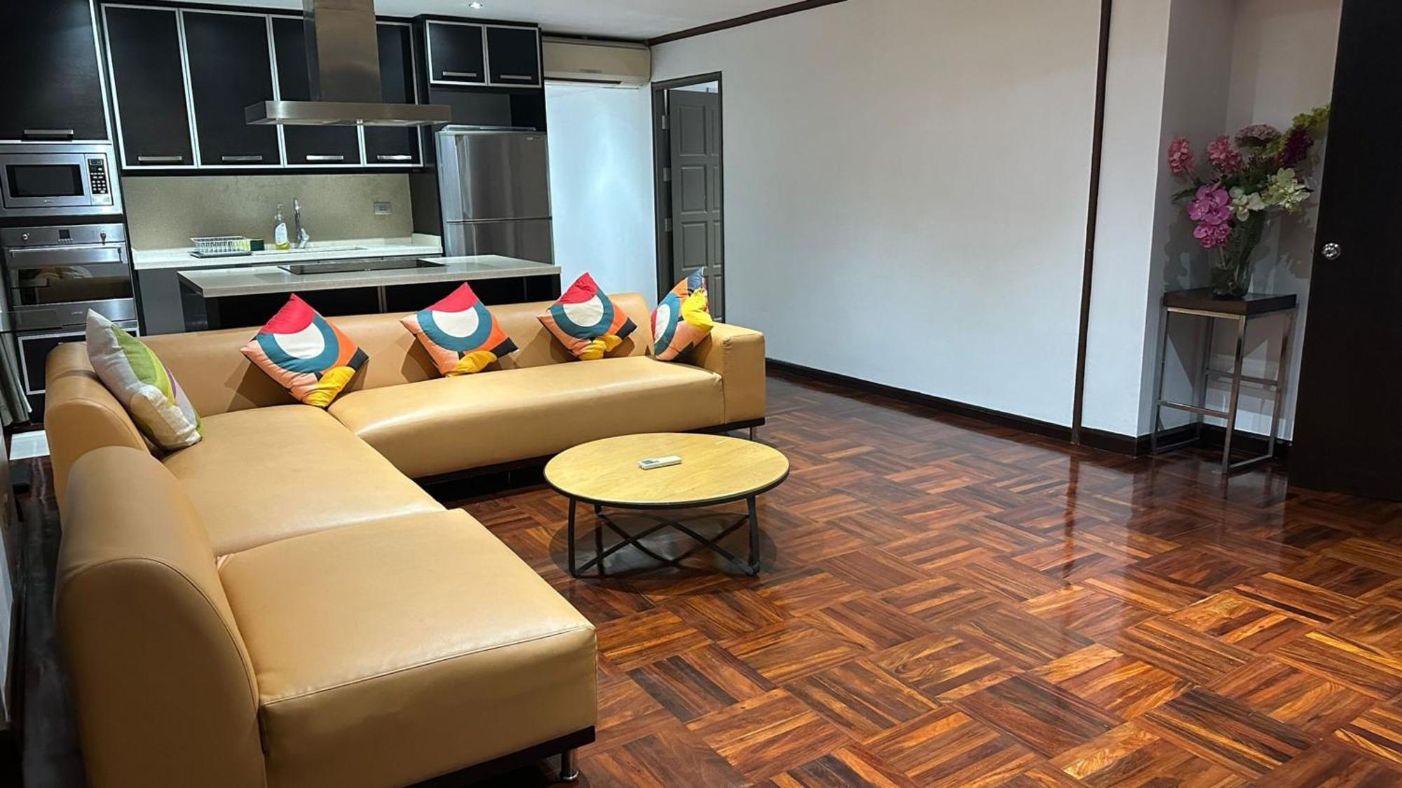 Affordable Serviced Apartments In Nana Omni Tower - Prime Sukhumvit Location Bangkok Exterior photo