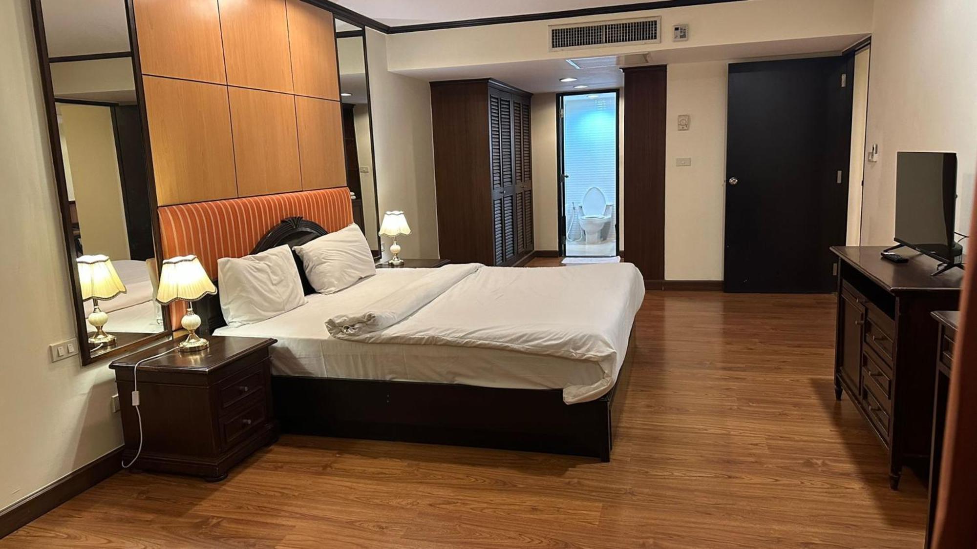 Affordable Serviced Apartments In Nana Omni Tower - Prime Sukhumvit Location Bangkok Exterior photo