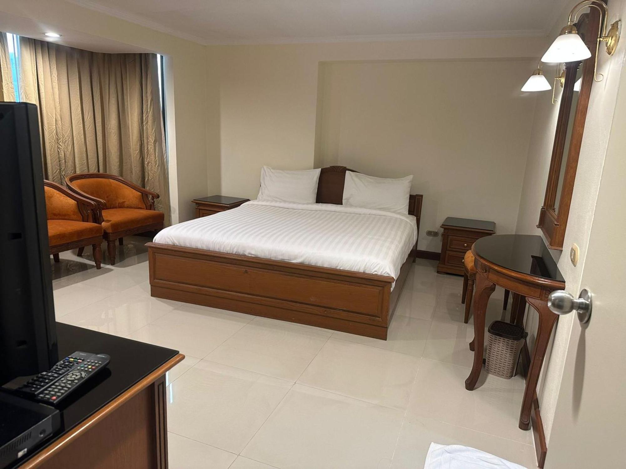 Affordable Serviced Apartments In Nana Omni Tower - Prime Sukhumvit Location Bangkok Exterior photo