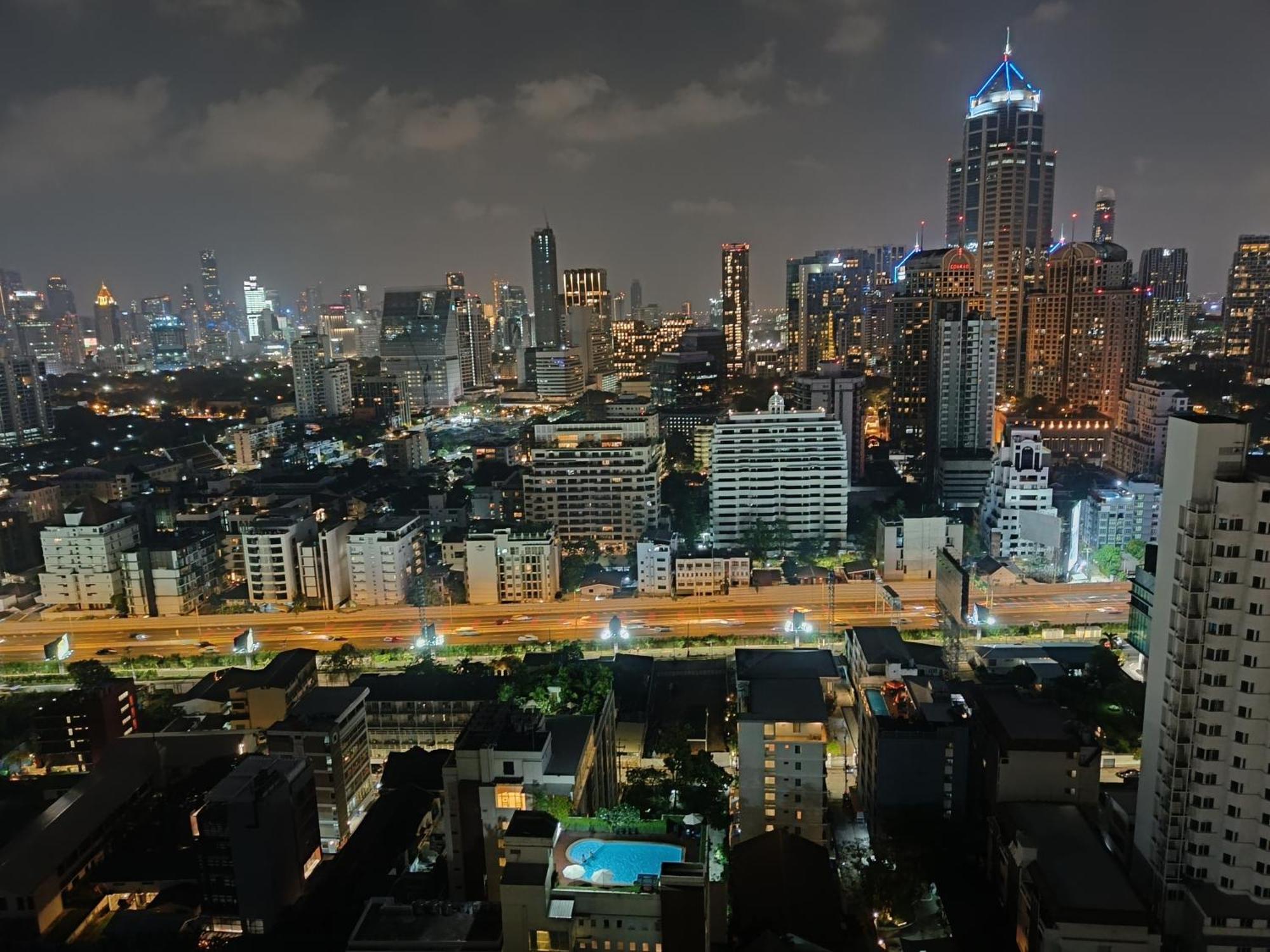 Affordable Serviced Apartments In Nana Omni Tower - Prime Sukhumvit Location Bangkok Exterior photo