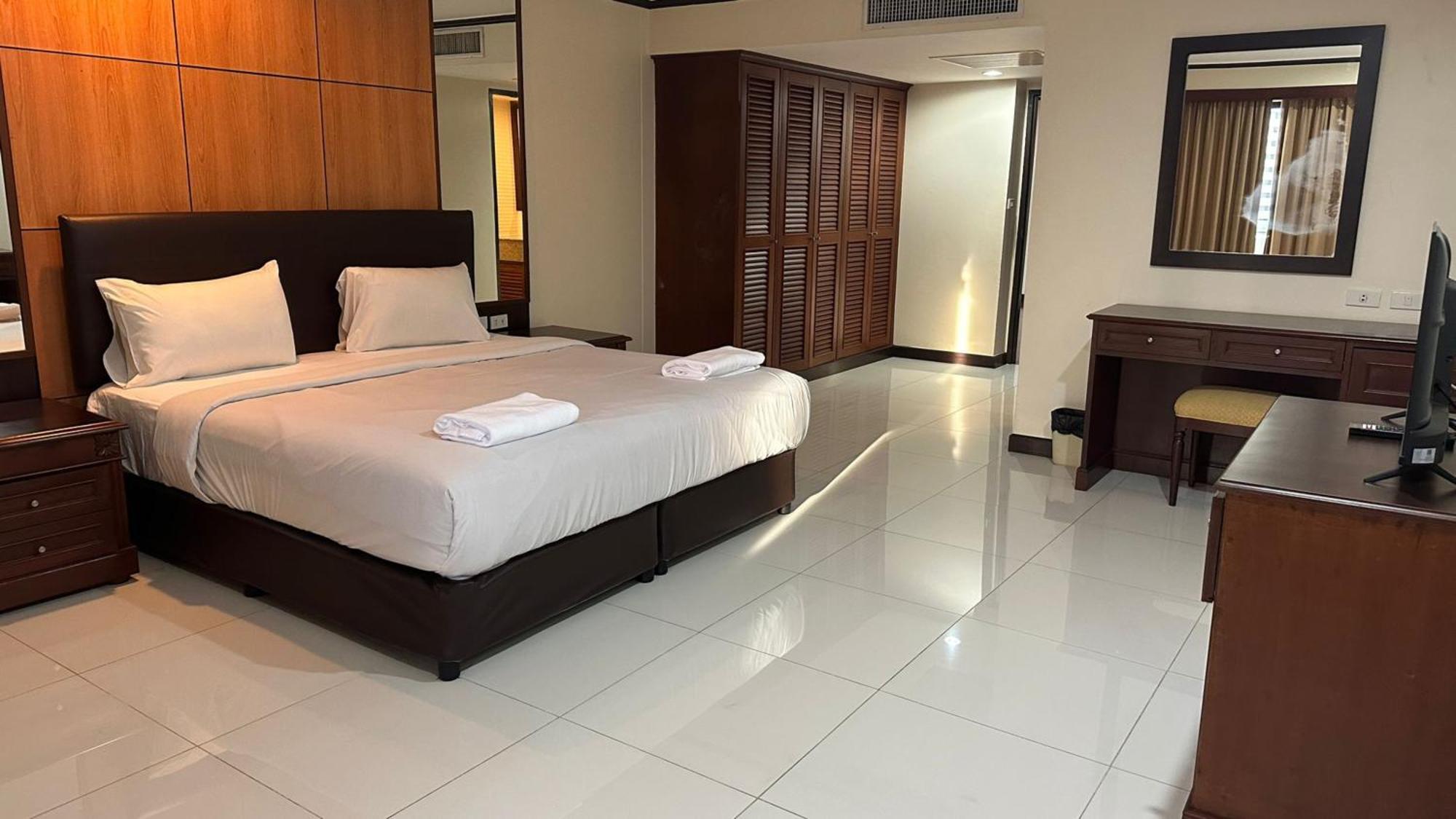 Affordable Serviced Apartments In Nana Omni Tower - Prime Sukhumvit Location Bangkok Exterior photo