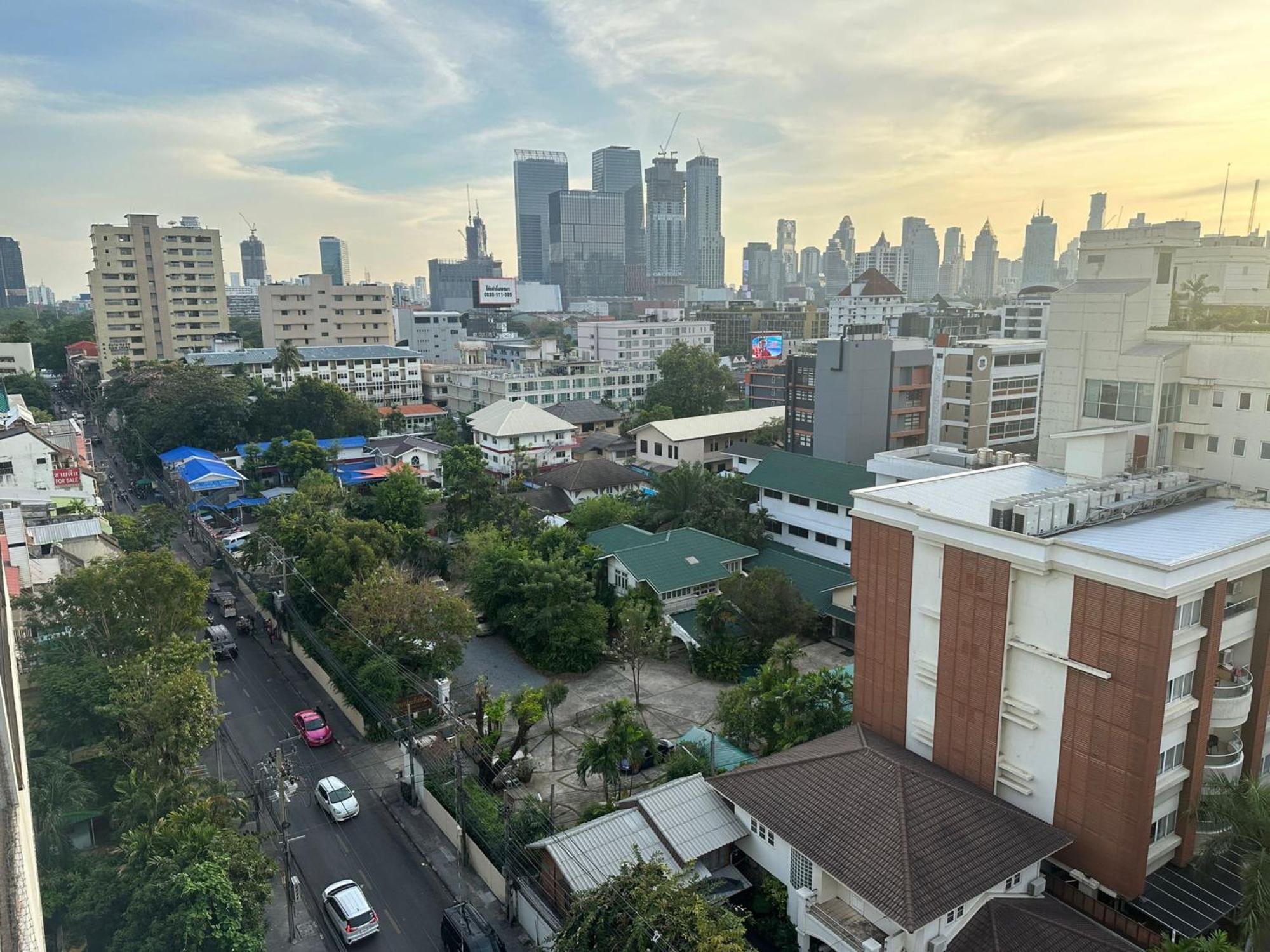Affordable Serviced Apartments In Nana Omni Tower - Prime Sukhumvit Location Bangkok Exterior photo