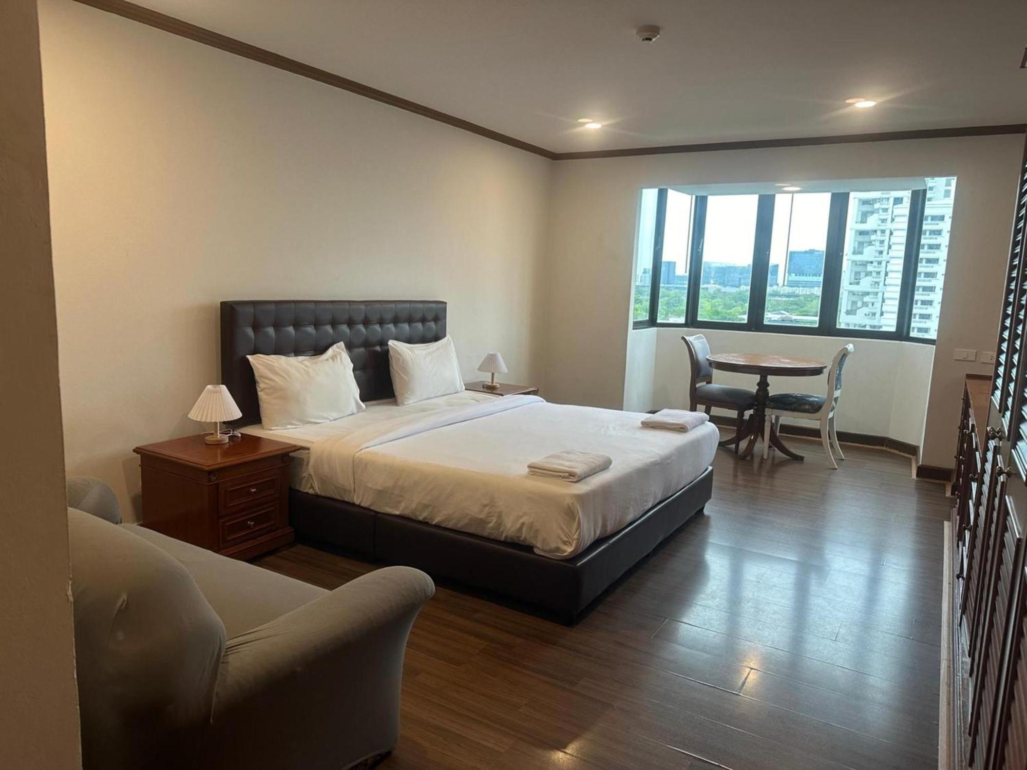 Affordable Serviced Apartments In Nana Omni Tower - Prime Sukhumvit Location Bangkok Exterior photo