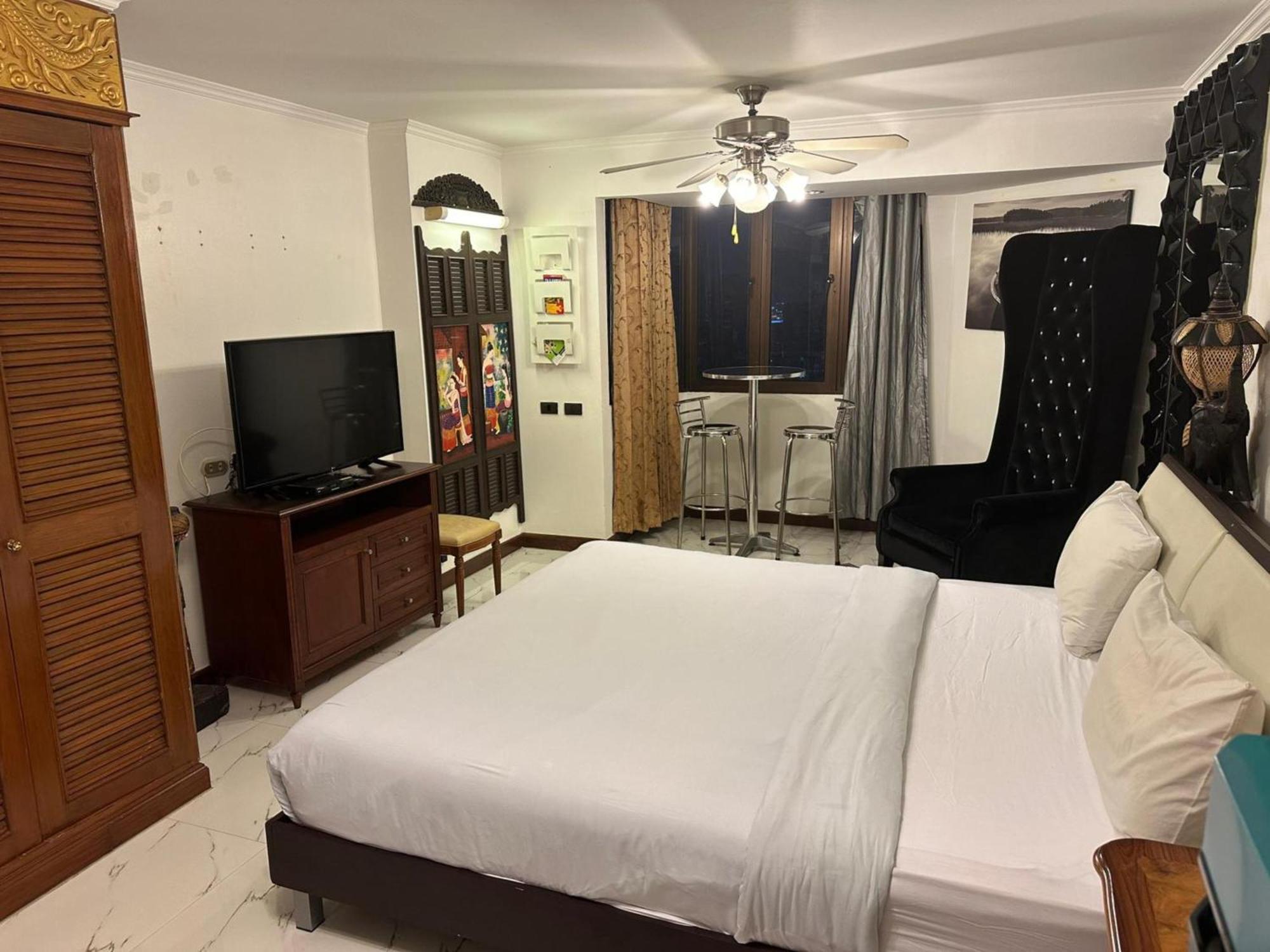 Affordable Serviced Apartments In Nana Omni Tower - Prime Sukhumvit Location Bangkok Exterior photo
