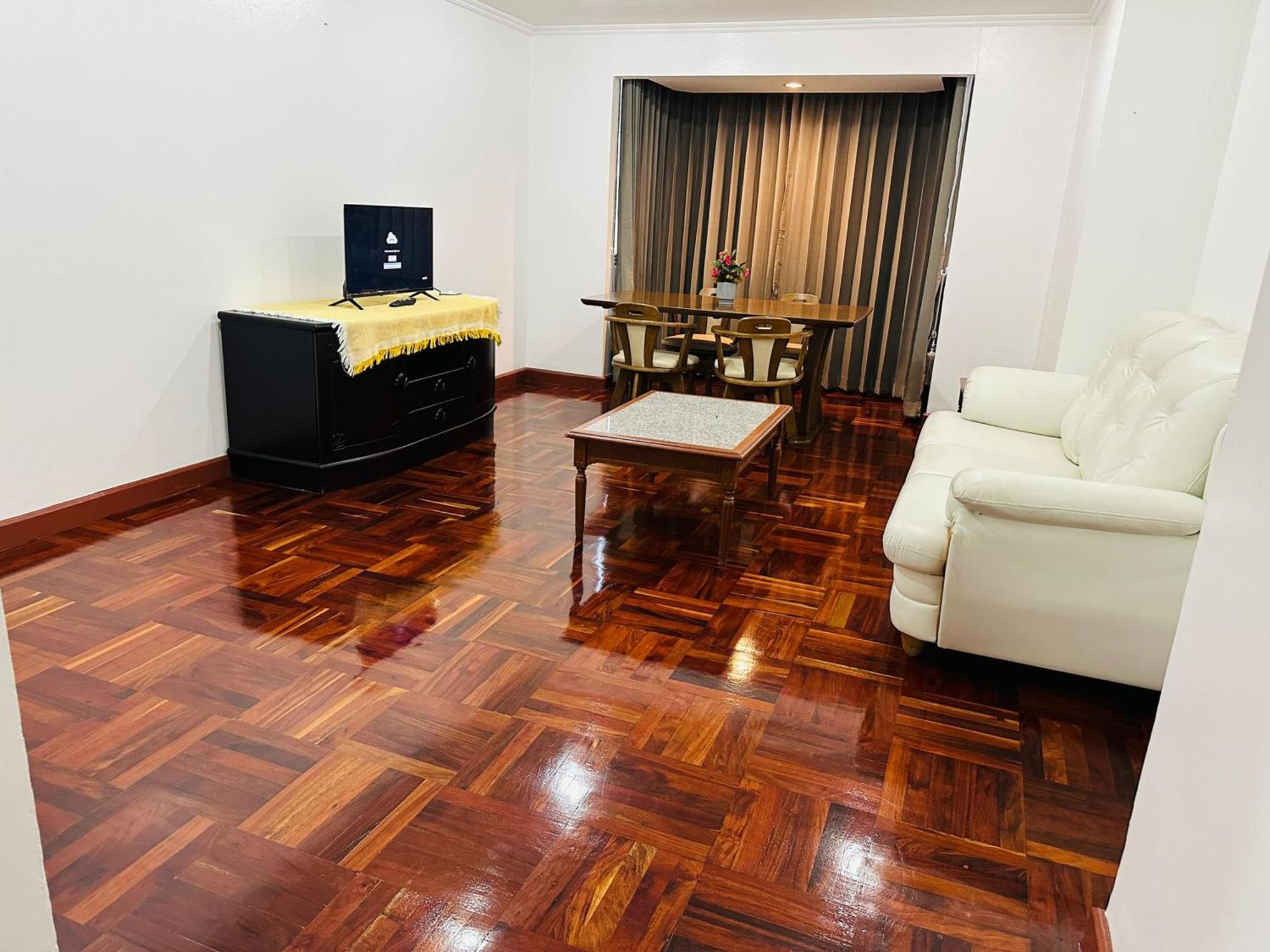 Affordable Serviced Apartments In Nana Omni Tower - Prime Sukhumvit Location Bangkok Exterior photo