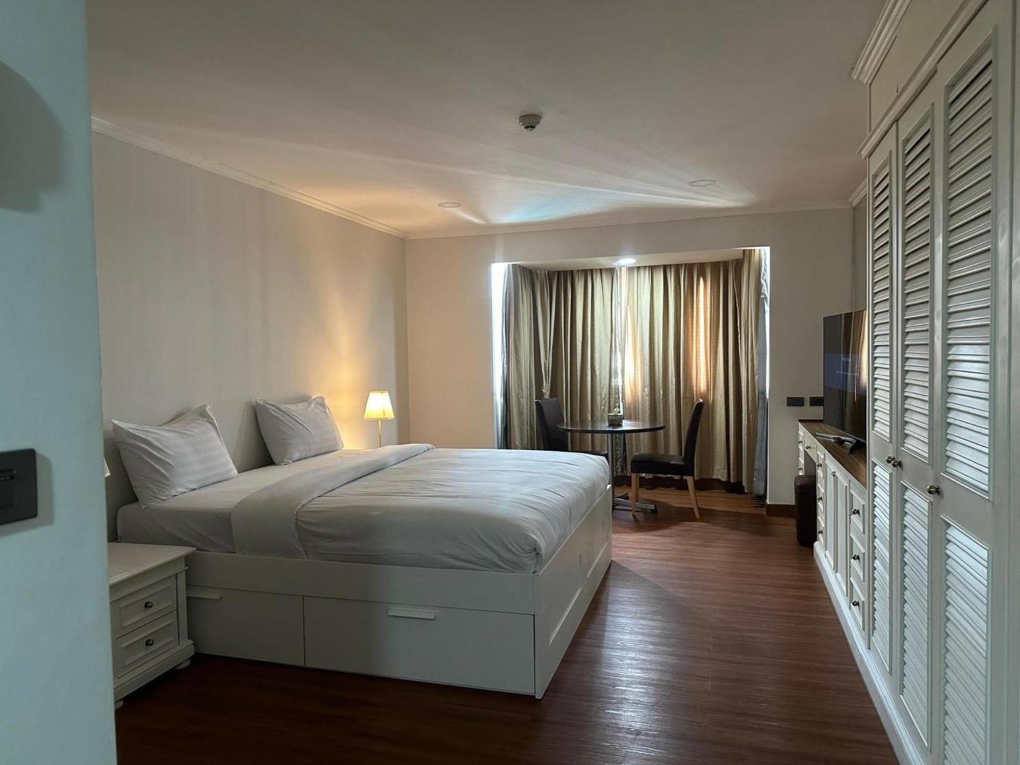 Affordable Serviced Apartments In Nana Omni Tower - Prime Sukhumvit Location Bangkok Exterior photo
