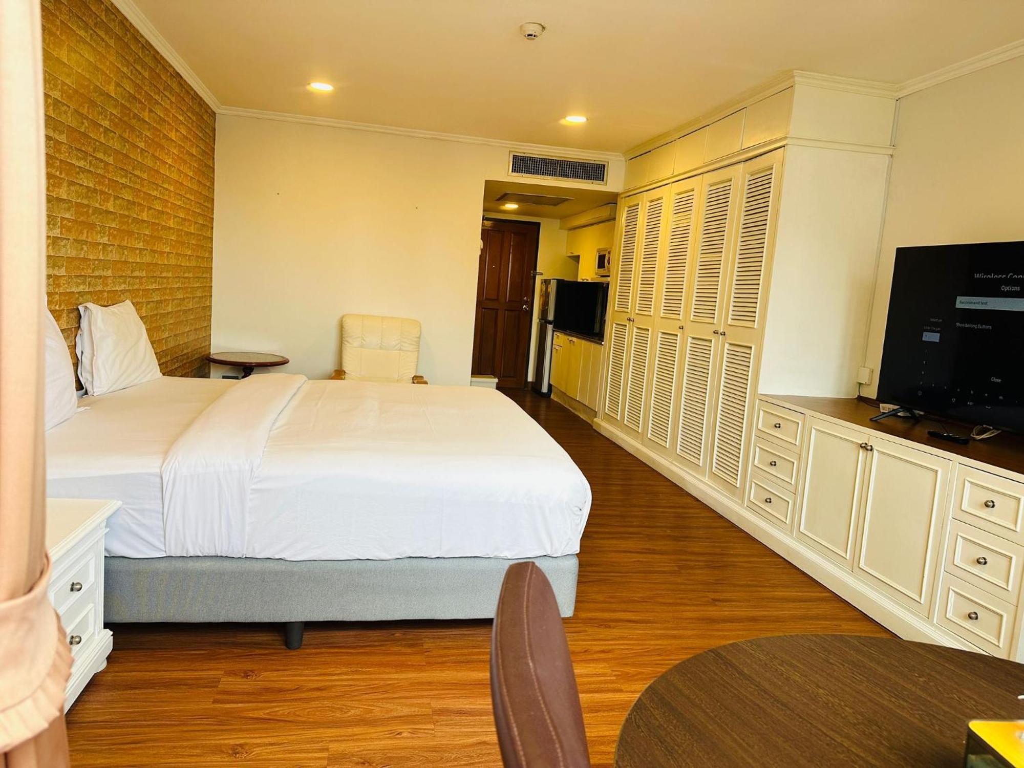 Affordable Serviced Apartments In Nana Omni Tower - Prime Sukhumvit Location Bangkok Exterior photo