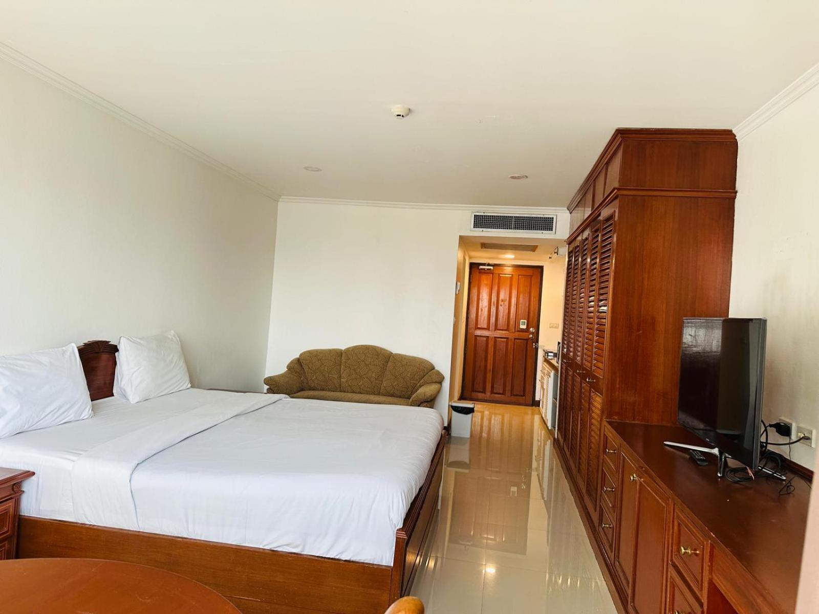 Affordable Serviced Apartments In Nana Omni Tower - Prime Sukhumvit Location Bangkok Exterior photo
