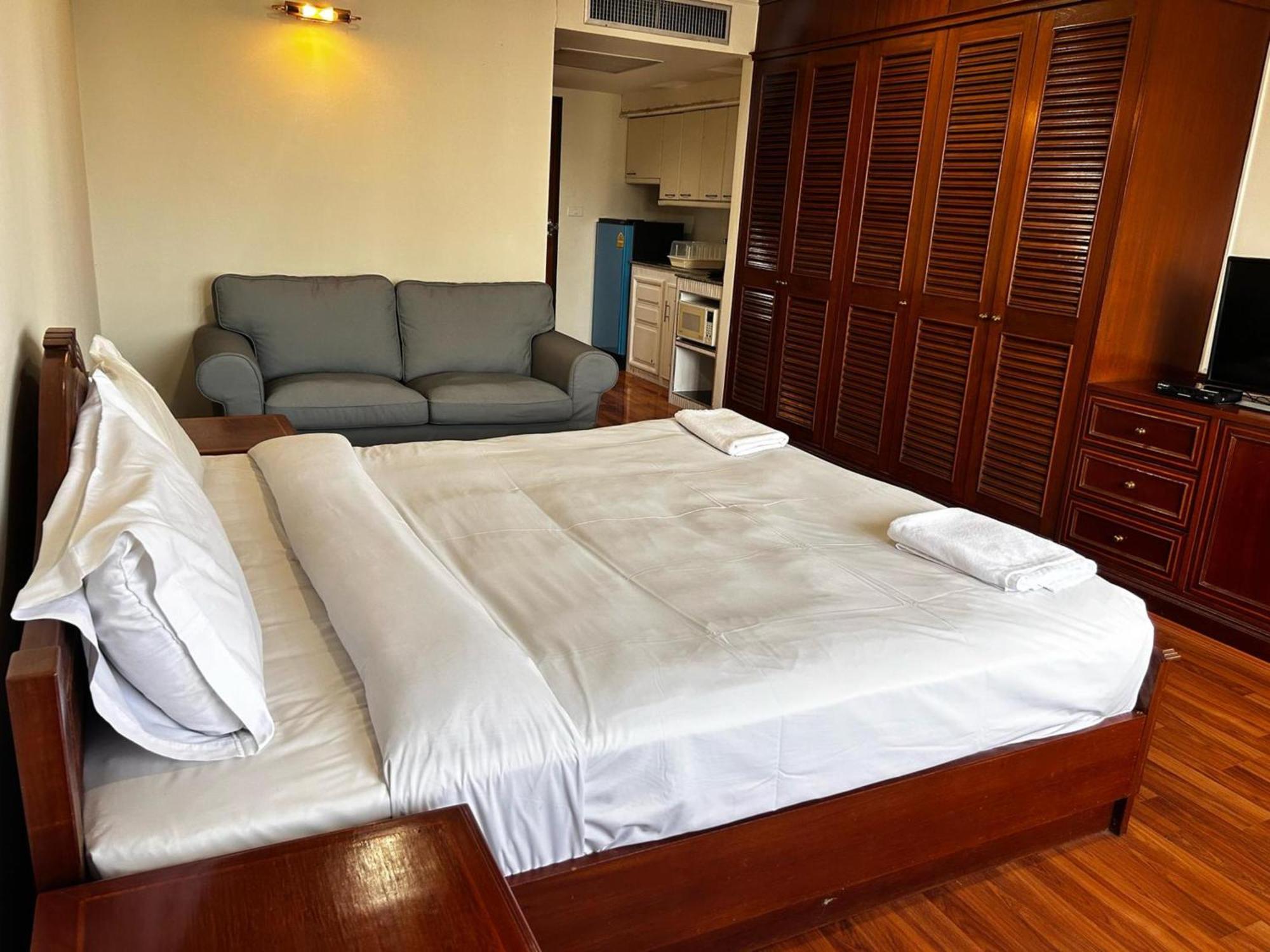 Affordable Serviced Apartments In Nana Omni Tower - Prime Sukhumvit Location Bangkok Exterior photo