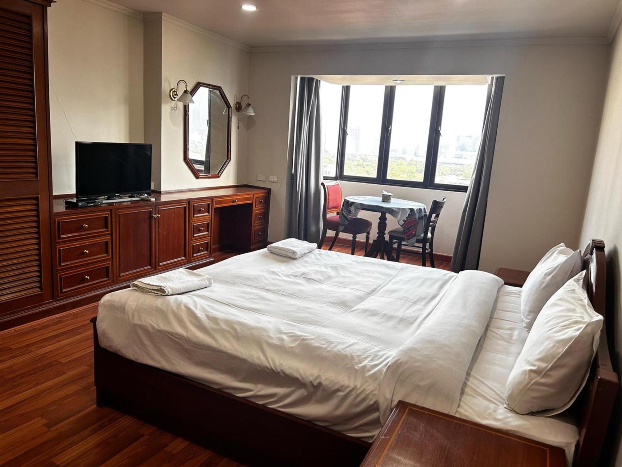 Affordable Serviced Apartments In Nana Omni Tower - Prime Sukhumvit Location Bangkok Exterior photo